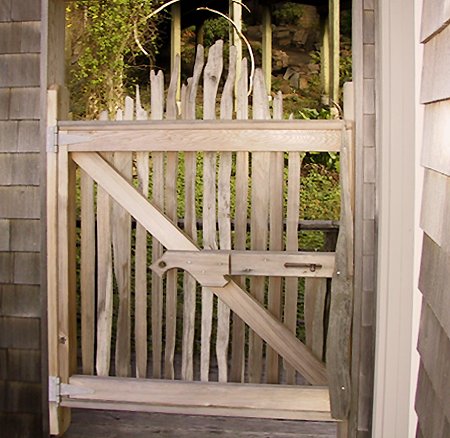 Gate-split cedar with copper tube latch